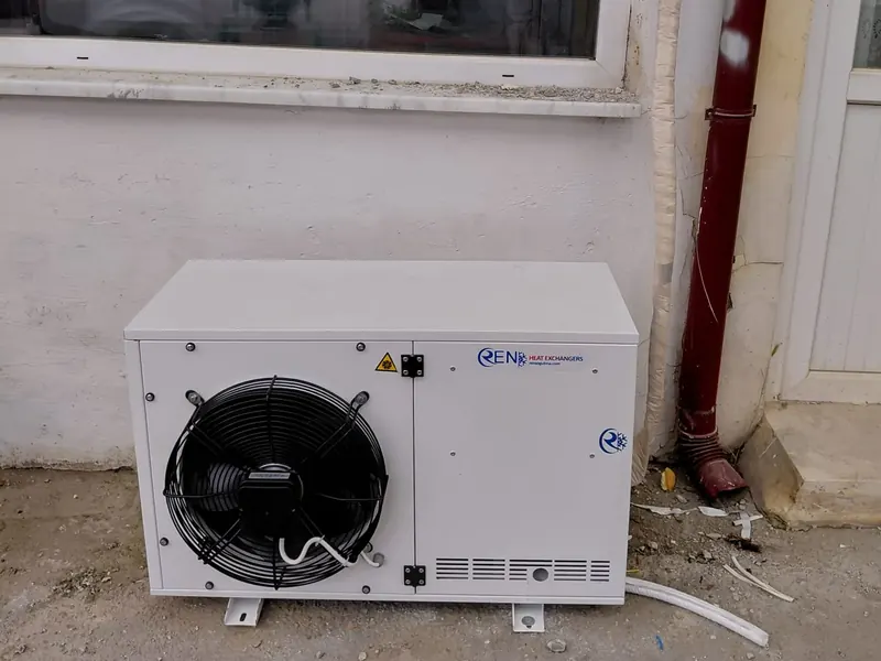 Single-fan outdoor refrigeration unit installed outside a building