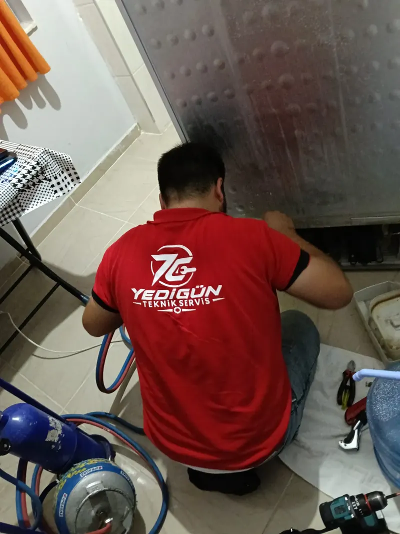 A Yedigün Teknik Servis technician repairing a fridge